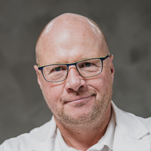 Bild på doktor Roland Frösing från Rewell